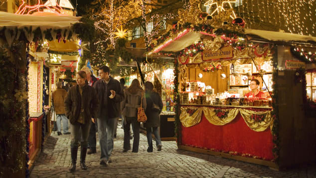 Chợ Giáng sinh Basel có gần 200 gian hàng bằng gỗ bày bán các loại đồ trang trí và nến Giáng sinh...