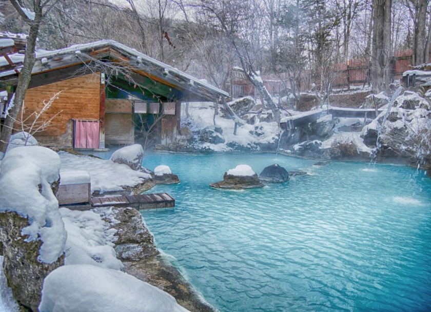 Onsen là hình thức tắm suối nước nóng đặc trưng trong văn hóa Nhật Bản