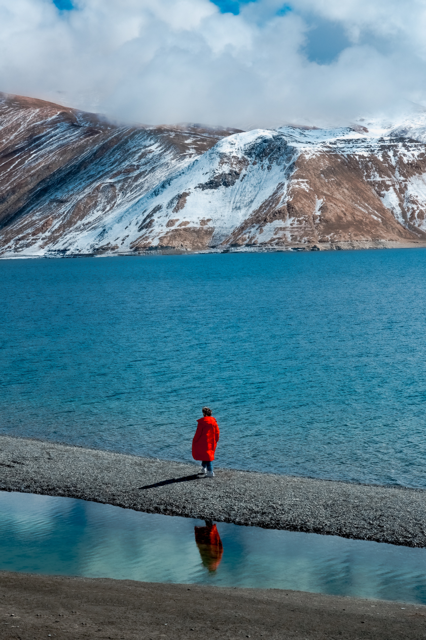 Ladakh nổi tiếng với vẻ đẹp đầy bí ẩn với khung cảnh thiên nhiên hùng vĩ và với anh chàng Win Đi thì hồ Pangong Tso là nơi mà anh ấn tượng nhất vì đẹp theo kiểu lãng mạn, kỳ vỹ như tranh