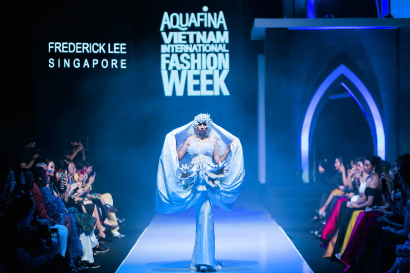 Sau đêm khai mạc ngày 24/11 với những ấn tượng khó phai, thì đêm diễn thứ hai vào tối 25/11 của Tuần lễ thời trang Quốc tế Việt Nam Thu Đông 2022 - Aquafina Vietnam International Fashion Week F/W 2022 tiếp tục “chiêu đãi”