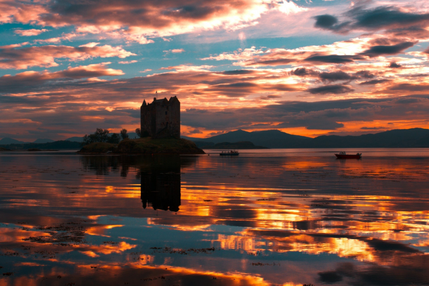 Khung cảnh độc đáo nhất ở Scotland được chụp tại Castle Stalker bởi Dominic Ellett. Pháo đài thời Trung cổ này nằm trên một hòn đảo nhỏ, được xây dựng vào thế kỷ 14 và gắn liền với những câu chuyện ly kỳ về mối thù gia tộc, ám sát, sự phản bội hay trận chiến