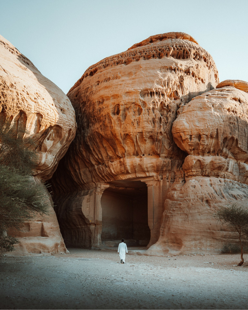 Tác giả Luke Stackpoole đạt giải với bức ảnh chụp Hegra - địa điểm khảo cổ nằm ở thành phố AlUla, Saudi Arabia. Đây là minh chứng độc đáo về thành tựu kiến trúc và hệ thống thủy lực của nền văn minh Nabataeans. Hegra cũng là địa điểm đầu tiên tại Saudi Arabia được UNESCO công nhận là Di sản Văn hóa Thế giới
