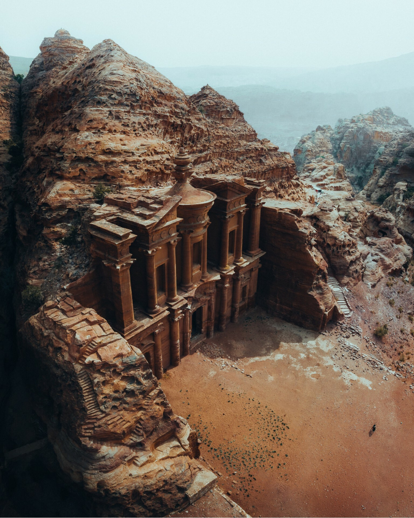 Luke Stackpoole còn tiếp tục đưa người xem chiêm ngưỡng Monastery thông qua tác phẩm ảnh của mình. Đây là một tòa nhà hoành tráng được chạm khắc trên đá ở thành phố cổ Petra, Jordan. Monastery là một trong những di tích mang tính biểu tượng nhất tại Công viên Khảo cổ Petra, thể hiện sự kỳ công ngoạn mục