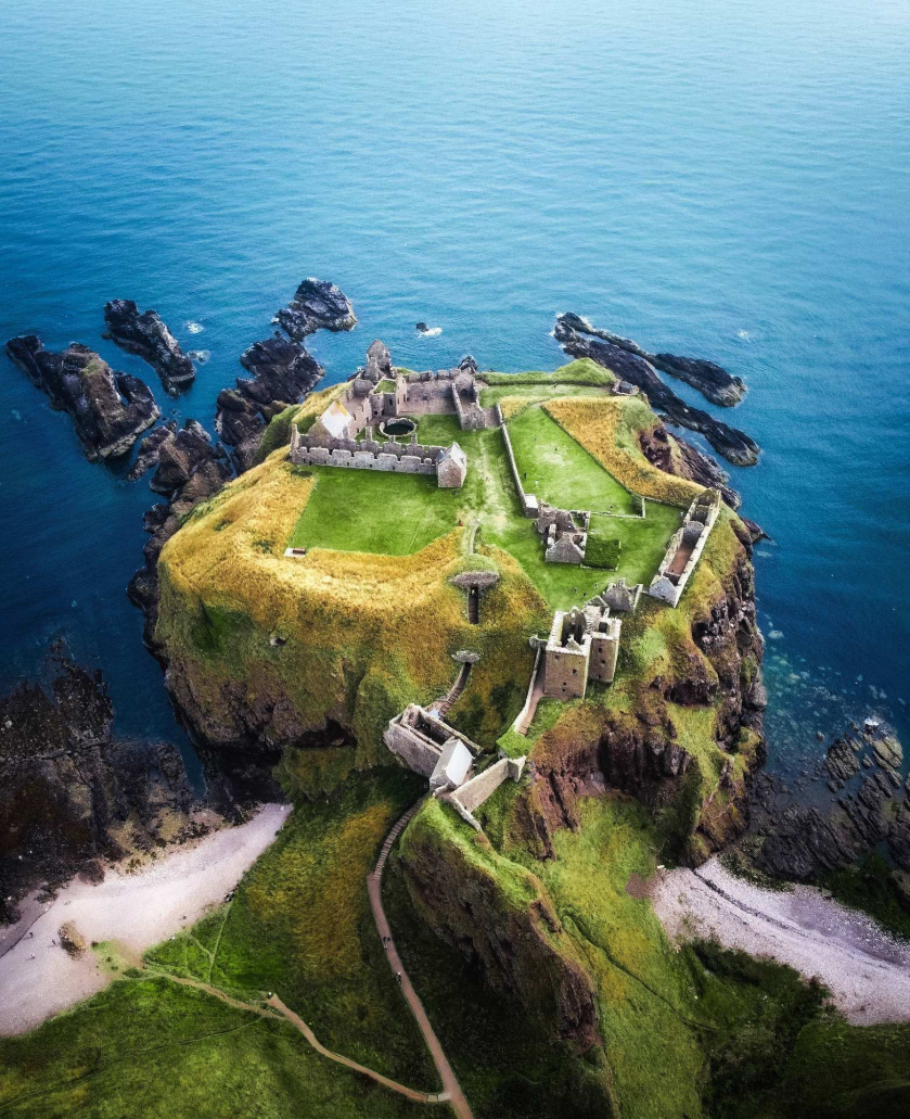 Lâu đài Dunnottar tại Stonehaven (Scotland) nằm khá biệt lập trên một mỏm đá bên biển, mang vẻ đẹp huyền bí. Với góc nhìn của mình, Verginia Hristova đã mang đến hình ảnh nghệ thuật với khung cảnh ngoạn mục của Dunnottar Castle