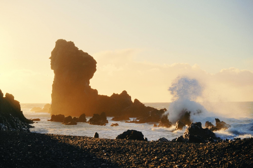 Djúpalónssandur - bãi biển đã truyền cảm hứng cho bộ phim Frozen 2. Bãi biển này có bờ cát đen huyền bí phủ đầy đá cuội màu đen và những mõm đá nhiều hình thù khác nhau như những con quái vật ẩn mình để bảo vệ những gì thuộc về nó