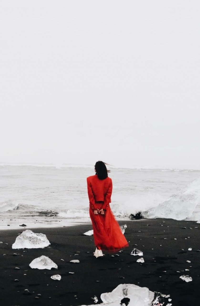 Biển Kim Cương thu hút bởi những tảng băng khổng lồ lấp lánh nổi bật trên nền cát đen, tạo ra không gian vi diệu một thế giới khác, nơi Hữu Trang tự biến nó thành sàn diễn cho riêng mình