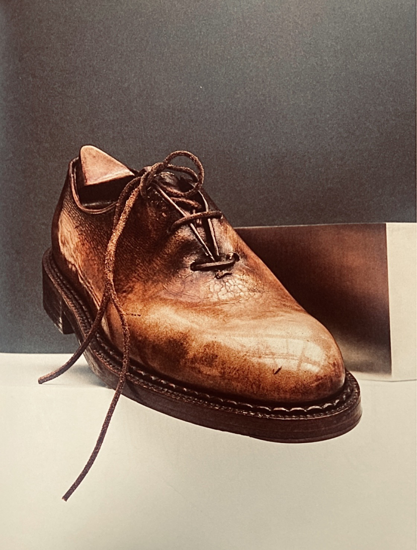Alessandro – Đôi giày làm nên tên tuổi của nhà mốt BERLUTI, ra mắt vào năm 1895, được đặt tên theo người sáng lập – Alessandro Berluti. Đây là đôi giày có dây thắt đầu tiên được làm thủ công từ một miếng da duy nhất, không lộ bất kỳ vết cắt hay đường may