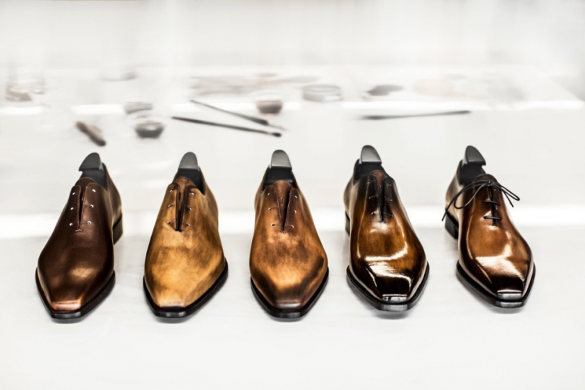 Lớp màu Patina được tạo ra thông qua các kỹ thuật tinh vi, đòi hỏi sự hiểu biết và kỹ năng chế tác bậc thầy, để mang lại cho đôi giày màu sắc có độ bền và chiều sâu khác nhau, giống như lớp gỉ do thời gian và sự hao mòn gây ra