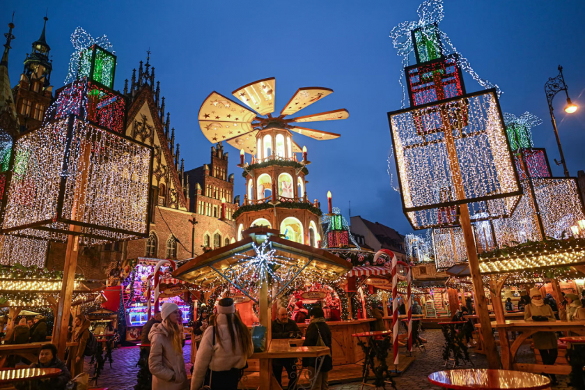 Mọi người ghé thăm chợ Giáng sinh tại Quảng trường Chính ở Wrocław, Ba Lan