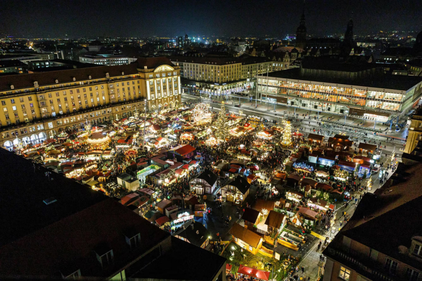Toàn cảnh khu vực tổ chức chợ đêm Noel Dresden Striezelmarkt ở Dresden, Đức. Chợ đêm Dresden Striezelmarkt được tổ chức lần đầu tiên vào dịp Giáng sinh năm 1434