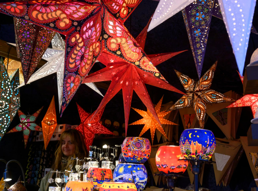 Những ngôi sao giấy phát sáng được trưng bày trong một gian hàng ở Chợ Giáng sinh ở Ludwigsburg, Đức