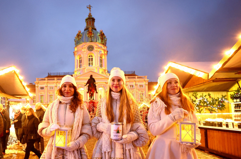 Các cô gái Ukraine tham dự chợ đêm Giáng sinh ở lâu đài Charlottenburg, Berlin, Đức. Họ cầm theo hộp quyên góp tiền giúp đỡ cho trẻ em Ukraine nạn nhân của chiến tranh