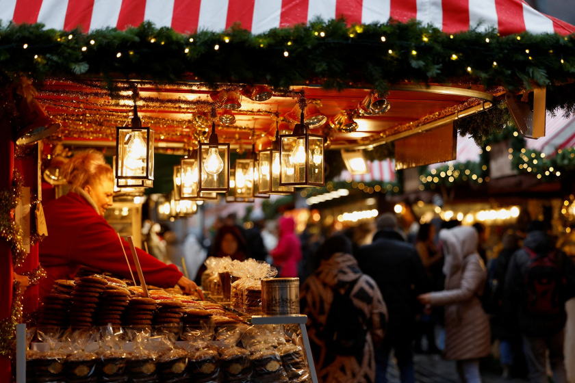 Nürnberger Christkindlesmarkt, nghĩa là Christ Child Market, chợ đêm Giáng sinh lâu đời nhất ở Nuremberg, Đức