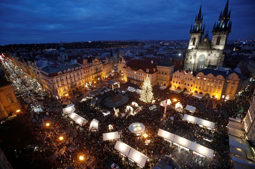 Cây thông Noel được thắp sáng khi chợ Giáng sinh mở cửa ở Quảng trường Phố cổ ở Praha, Cộng hòa Séc