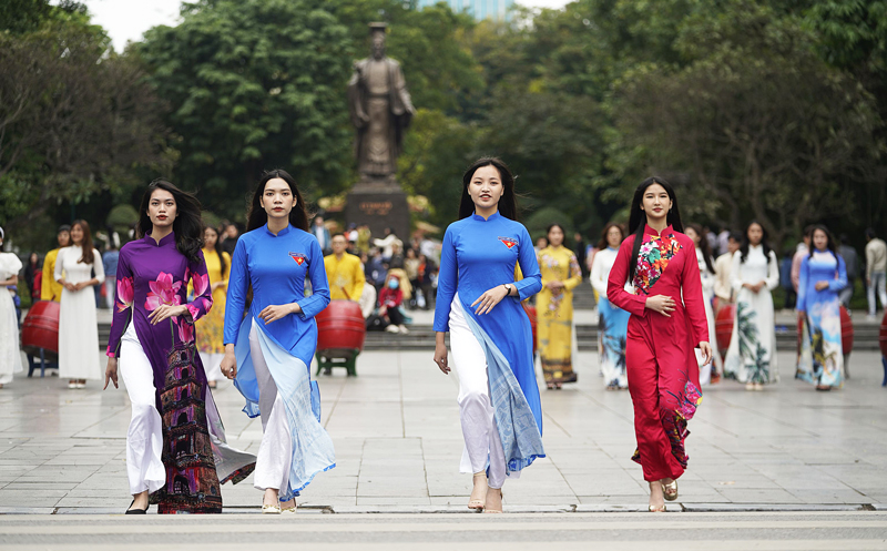 Áo dài có vai trò quan trọng trong văn hóa và đời sống của người Việt Nam