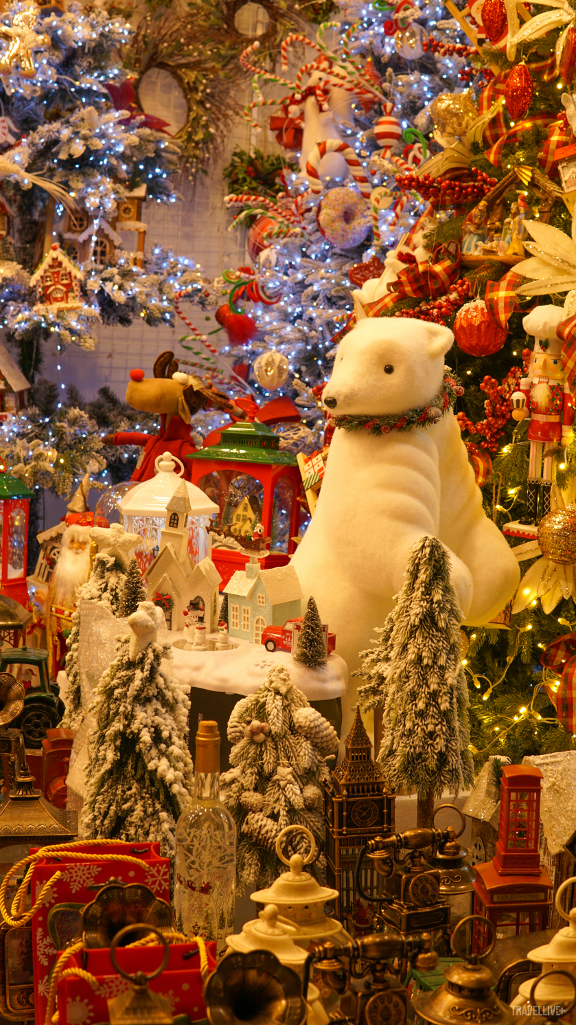 Gam màu chủ đạo của Giáng sinh như: đỏ, xanh, trắng, vàng của những món đồ trang trí Noel đểu được bày bán bắt mắt tại các cửa hàng