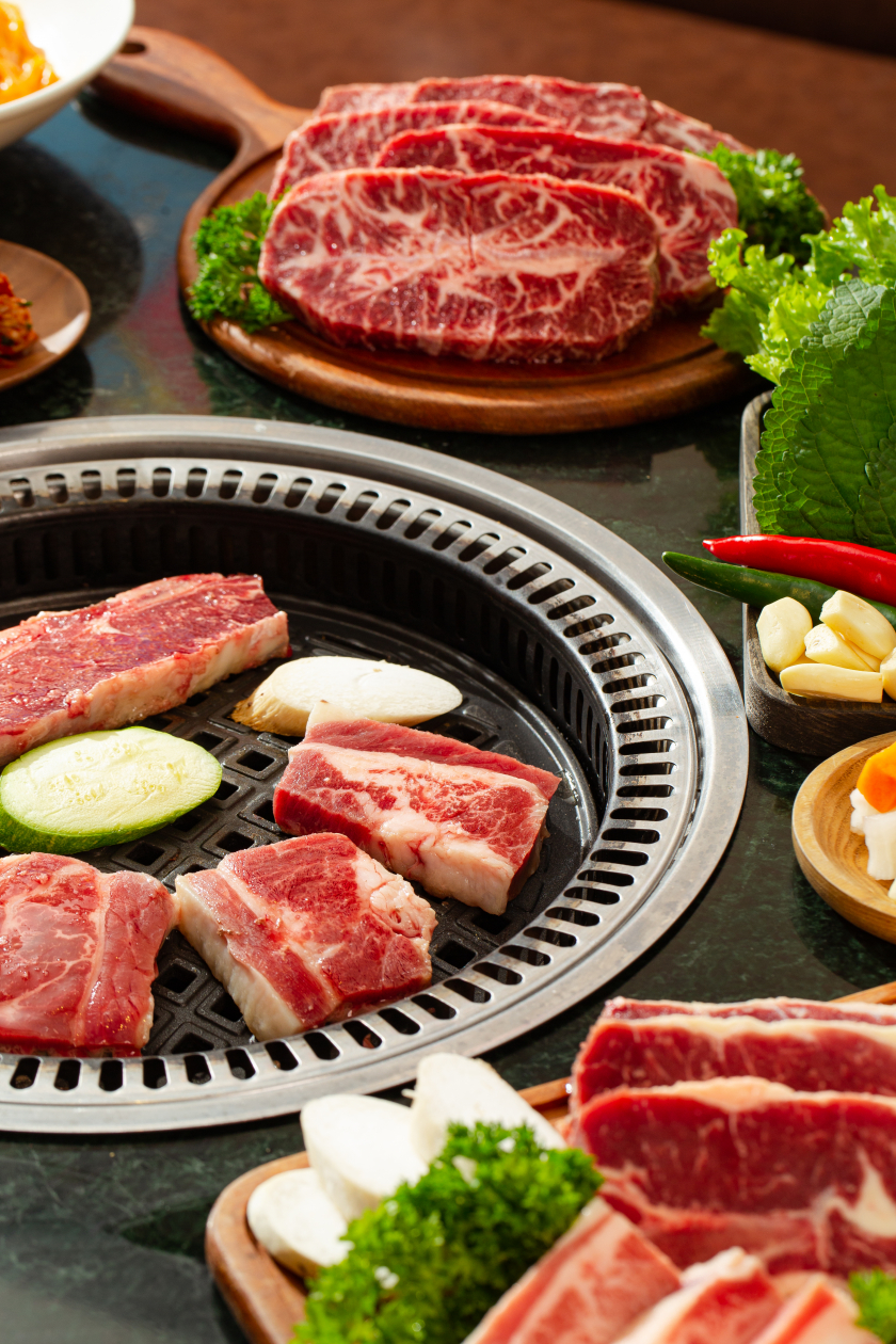 Điểm nhấn đặc biệt của nhà hàng Sajang BBQ so với các nhà hàng buffet nướng khác nằm ở phong cách thịt nướng Hàn Quốc không tẩm ướp gia vị và được nướng nguyên tảng nhằm giữ hương vị đậm đà tự nhiên trong từng miếng thịt