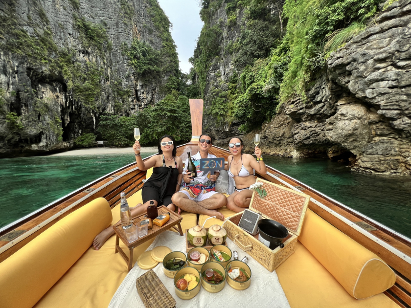 Harry Bùi (giữa) cùng các thành viên trong nhóm du lịch tự túc tại Thái Lan