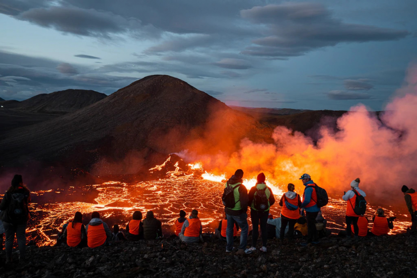 Sau nhiều thế kỷ im lìm, núi lửa Fagradalsfjall (Iceland) đã phun trào hai lần trong vòng chưa đầy một năm. Điều này thu hút hàng nghìn người đến chiêm ngưỡng khung cảnh tuyệt đẹp của những 