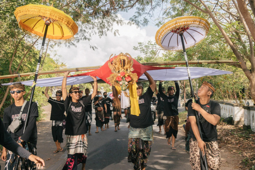 Đảo Bali không còn xa lạ với nhiều du khách quốc tế. Tuy nhiên, sau hai năm tạm dừng do đại dịch Covid-19, Lễ hội thả diều Bali đã quay trở lại vào tháng 8 năm nay. Hàng trăm thiết kế bay phấp phới đầy màu sắc, đặc biệt là chiếc janggan (diều rồng) lấp đầy bầu trời phía bãi biển Mertasari. Ảnh: Putu Sayoga