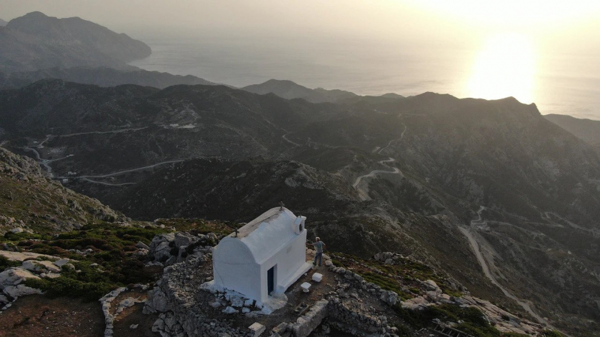 Nhà thờ nhỏ màu trắng nằm trên đỉnh Núi Profitis Ilias trên Karpathos, một trong những hòn đảo ít được biết đến trong quần đảo Dodecanese của Hy Lạp