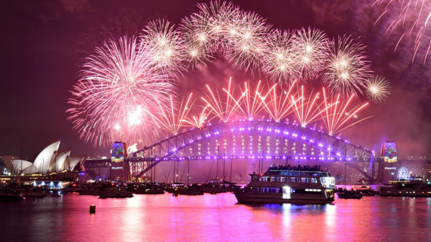 Pháo hoa được bắn trên trên cầu cảng và Nhà hát Opera mang tính biểu tượng của Sydney