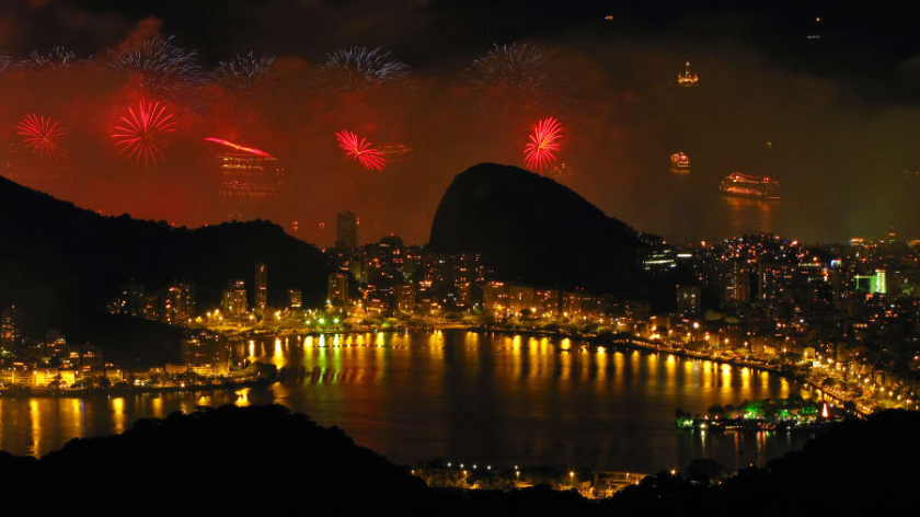 Nếu bạn muốn chào đón một năm mới với khoảng 3 triệu người trong một khu nghỉ mát bên bờ biển ấm áp, hãy đến Rio de Janeiro