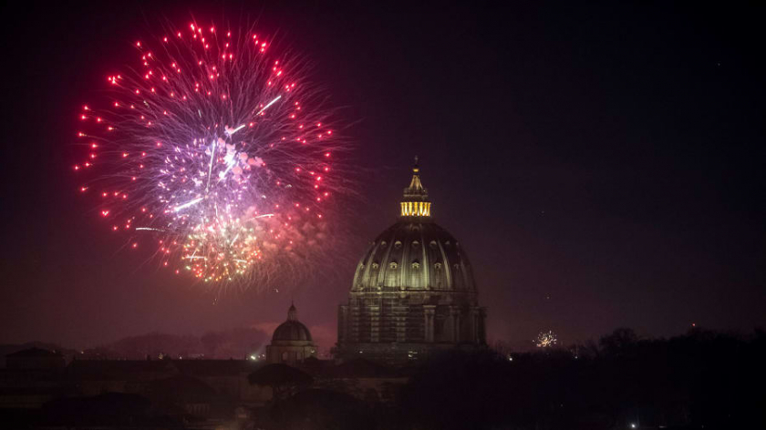 Pháo hoa được nhìn thấy trên Vương cung thánh đường St. Peter vào đêm giao thừa năm 2021 ở Rome