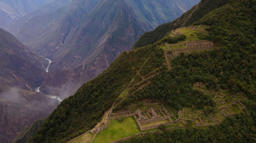 Những ngôi đền và ruộng bậc thang của người Inca ở Choquequirao. Nằm trên cao bao quanh là sông Apurímac và dãy núi Andes của Peru