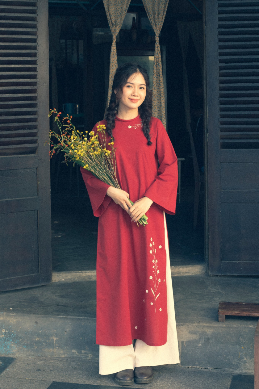 Áo dài chứa đựng tâm hồn dân tộc, mang theo nét đẹp truyền thống và tôn lên những vẻ đẹp thanh lịch của người Việt Nam
