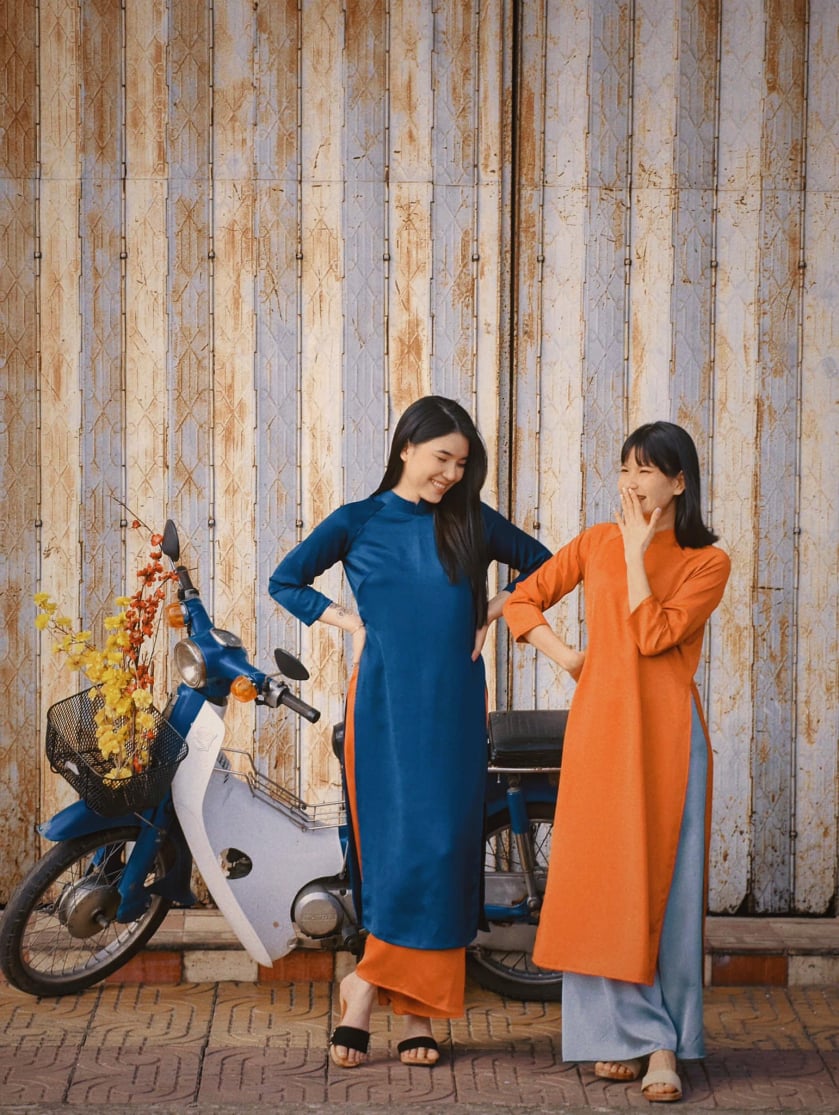 Phi Yến cùng Kim Thi chụp bộ ảnh áo dài Tết theo phong cách vintage. Ảnh: Phạm Thế Hiển