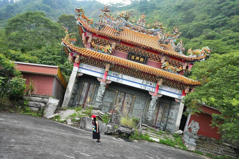 Sau trận bão, chùa Taihe Zhenxing bất ngờ bị nghiêng 45 độ, thu hút sự chú ý của không ít du khách trong nước và quốc tế. Toàn bộ cấu trúc của ngôi chùa vẫn tồn tại một cách thần kỳ, dù bị nghiêng không ít