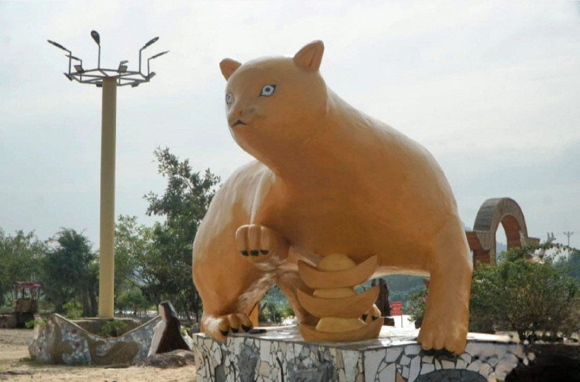 Bức tượng hình mèo này được đặt tại một điểm du lịch thuộc xã Tiên Trang, huyện Quảng Xương, tỉnh Thanh Hóa. Nhiều ý kiến cho rằng, linh vật này có nét giống chuột và lợn hơn là mèo