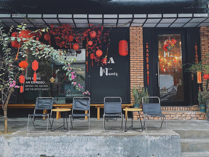 Manoir là quán cà phê có thiết kế khá nổi bật với tông màu đen và gạch nâu, mang hơi hướng châu Âu