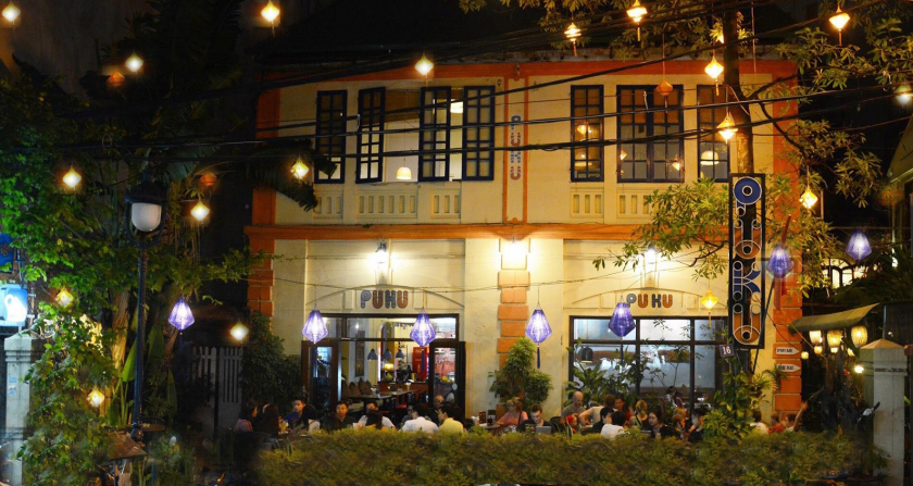 Nhờ mở cửa suốt đêm, Puku Café and Sports Bar trở thành điểm dừng chân lý tưởng cho những ai muốn nhìn ngắm vẻ đẹp khi đêm xuống của Hà Nội