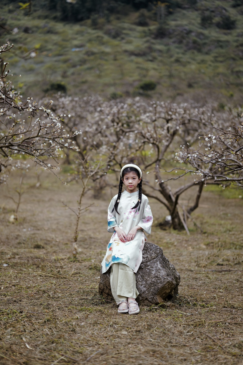 Nhiếp ảnh gia Việt Anh trong chuyến đi du lịch Mộc Châu mới đây đã thực hiện bộ ảnh áo dài Tết cho con gái anh là Ella bên thung lũng mận Mộc Châu