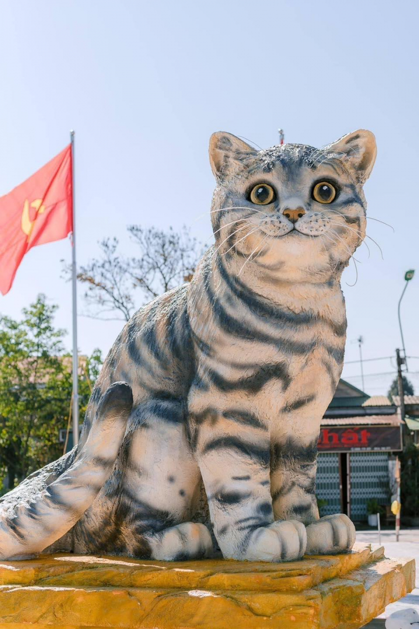 Linh vật mèo Quảng Trị với phong thái tự nhiên và thư thái, gợi sự an lành và thân thiện