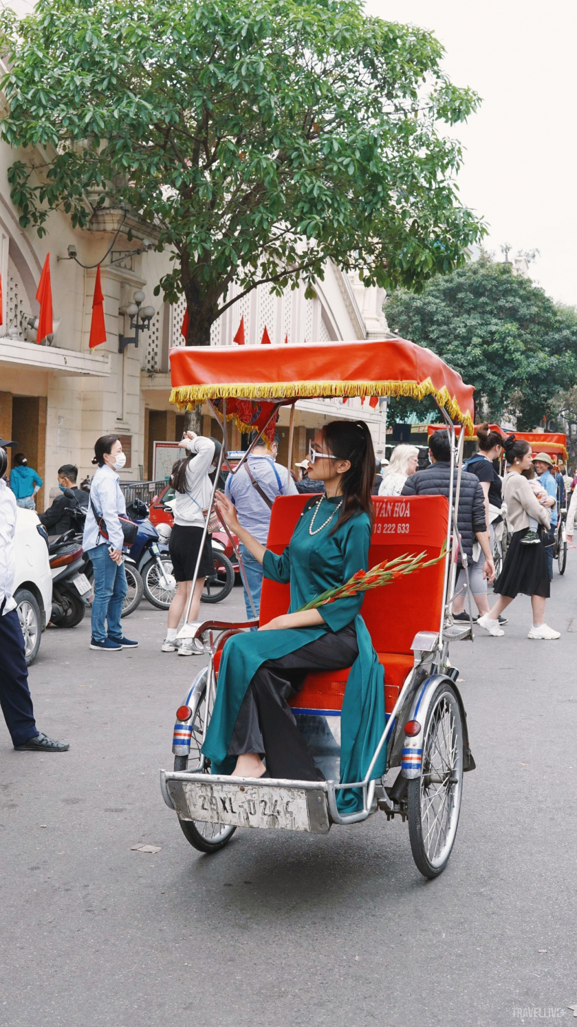Càng gần Tết, giới trẻ Hà Thành còn nô nức ra chợ Đồng Xuân làm bộ ảnh check-in áo dài đầu năm