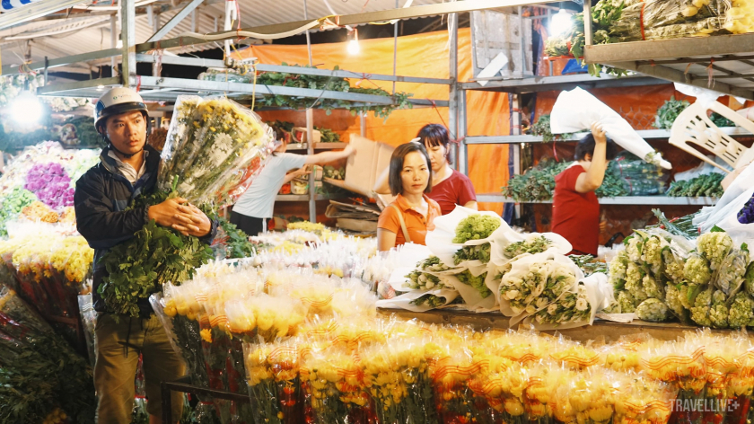 Nửa đêm khi cả thành phố đã chìm vào giấc ngủ thì tại chợ hoa Quảng Bá cuộc sống tấp nập về đêm mới bắt đầu diễn ra