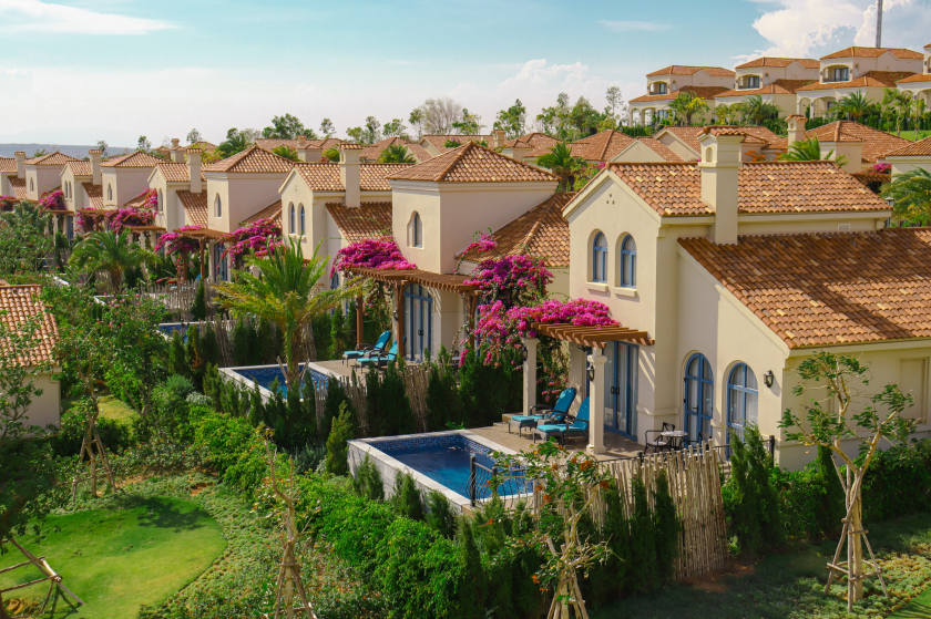 Centara Mirage Resort Mũi Né là khu nghỉ dưỡng tích hợp theo chủ đề “Sân chơi của người khám phá” thân thiện với gia đình bao gồm 984 phòng và biệt thự với đa dạng lựa chọn