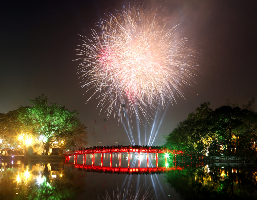 Hồ Gươm luôn là địa điểm nằm trong danh sách được phép bắn pháo hoa tại Hà Nội hàng năm