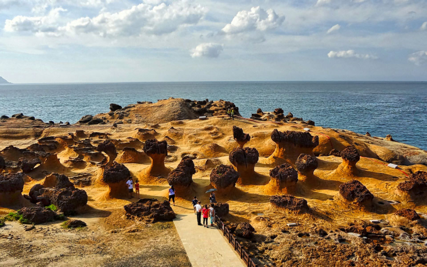 Yehliu thu hút khách tới tham quan và giải trí bởi những phiến đá có hình thù độc đáo, những hóa thạch đã có từ rất lâu đời được tạo nên từ sự xâm thực của biển vào đất liền