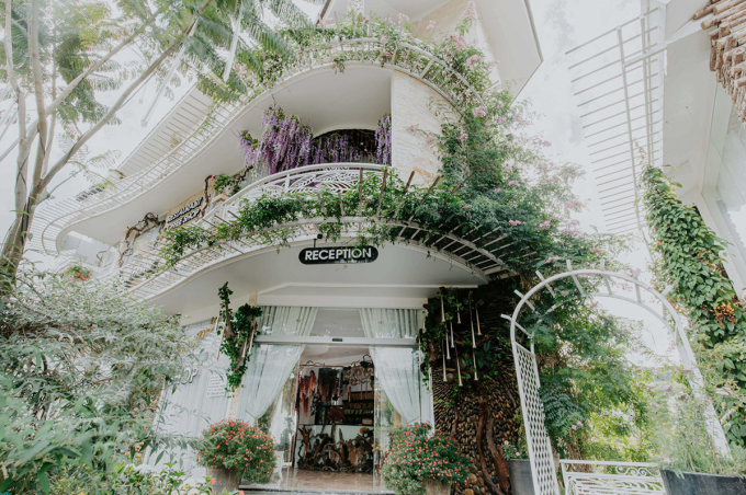 Khách sạn nằm tại phường 3, TP Đà Lạt, ngoài dịch vụ lưu trú còn có quán cà phê lớn, nơi chụp ảnh cho du khách