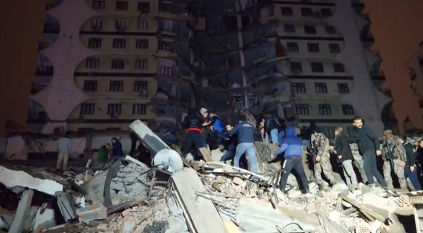 Người dân tìm kiếm nạn nhân bị vùi lấp dưới một tòa nhà bị sập ở thành phố Diyarbakir, tỉnh Diyarbakir, miền đông Thổ Nhĩ Kỳ