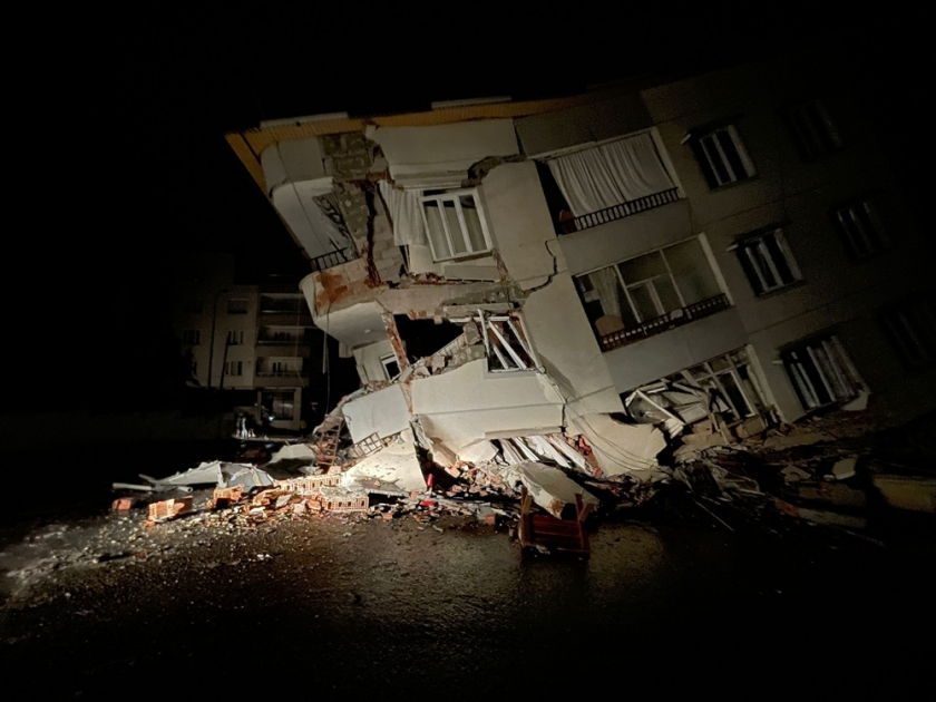 Một tòa nhà ba tầng ở thành phố Kahramanmaras, đông nam Thổ Nhĩ Kỳ, bị phá hủy trong trận động đất sáng sớm 6/2