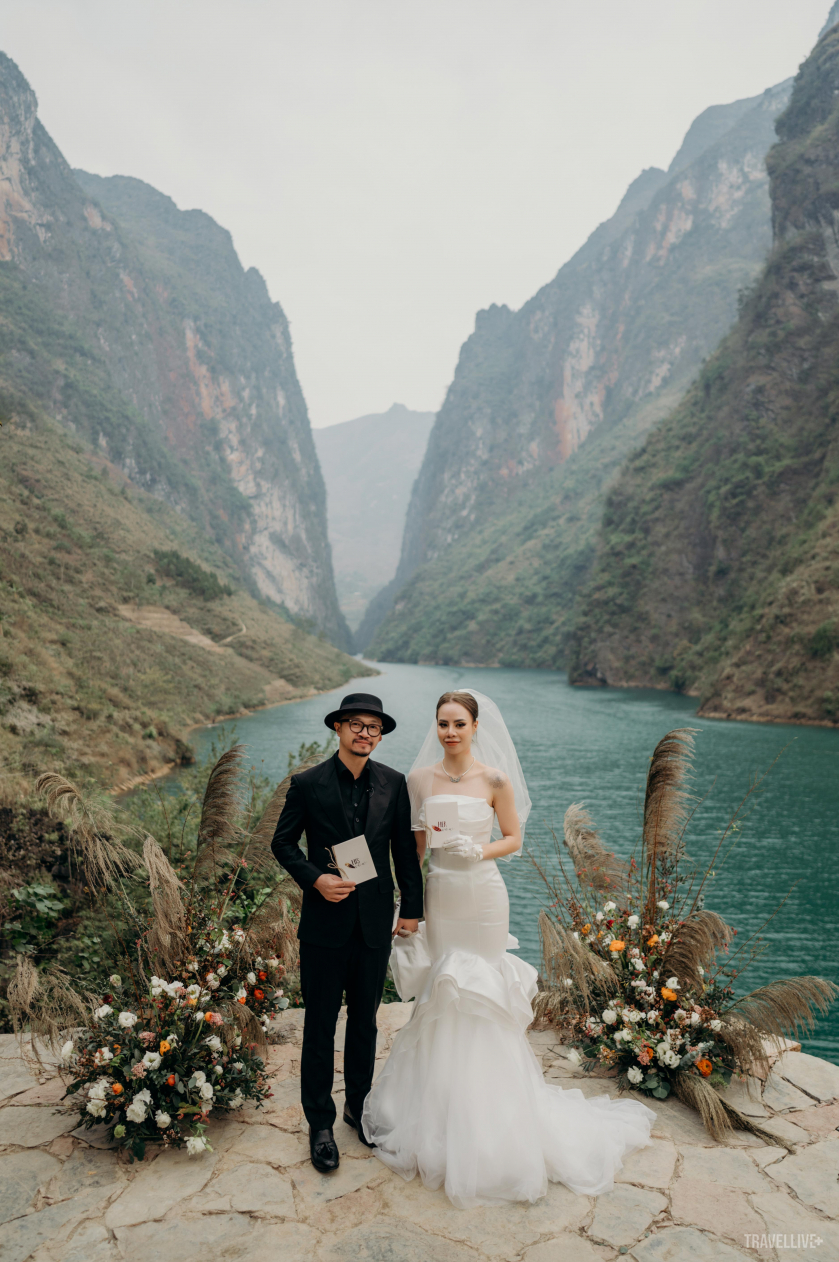 Cặp đôi thường xuyên đi du lịch tới nhiều quốc gia trên thế giới nhưng cả hai chưa từng đặt chân tới Hà Giang. Vì vậy, họ chọn nơi đây là địa điểm lưu giữ khoảnh khắc tình yêu của mình