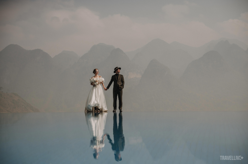 Album ảnh cưới của cặp đôi được chụp tại nhiều địa điểm du lịch nổi tiếng của Hà Giang như sông Nho Quế, dinh thự Vua Mèo...