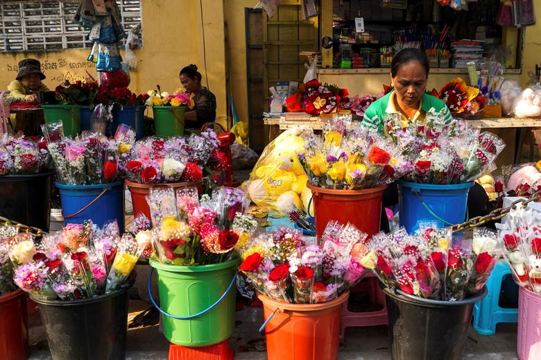 Người bán hàng chuẩn bị hoa để bán vào Lễ Tình nhân ở Phnom Penh, Campuchia