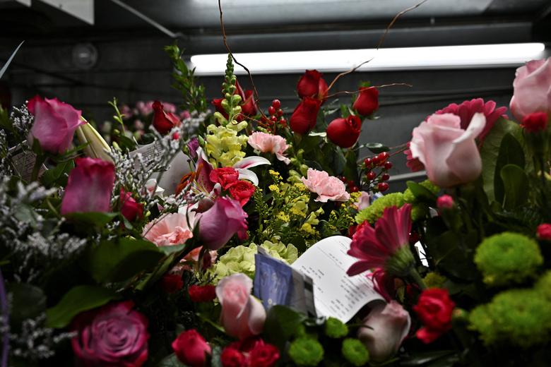 Hoa hồng, một loài hoa biểu tượng của tình yêu được bán rất nhiều tại một cửa hàng tại bang Kentucky, Mỹ ngày 13/2