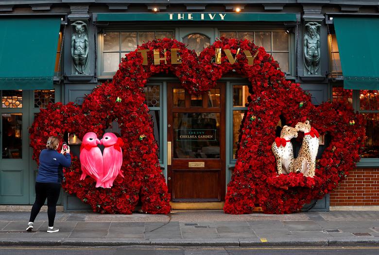 Hoa trang trí thành hình trái tim tại một nhà hàng ở London, Anh để các cặp đôi có thể chụp ảnh